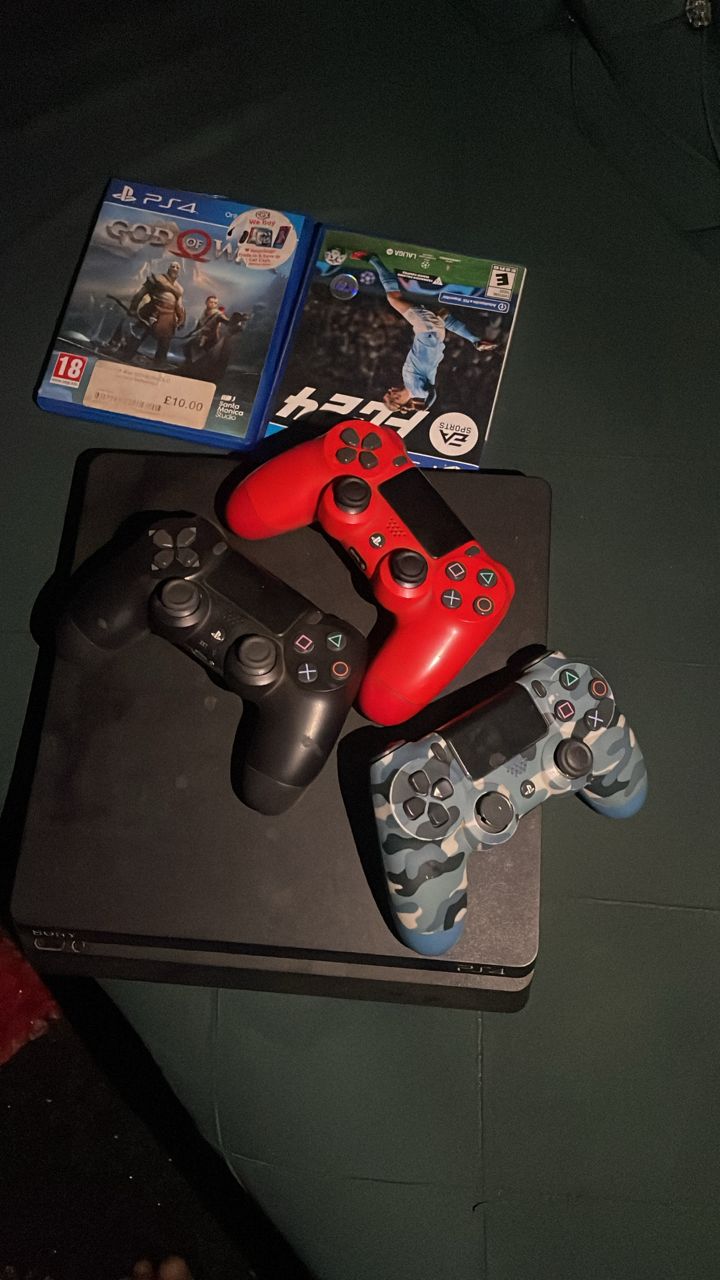 PS4 + 3 pads